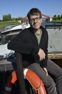 Foto del escritor Eduardo Berti en un bote. 